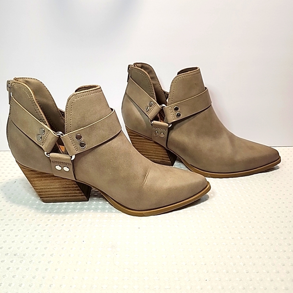 DV by Dolce Vita Kaylie Women's Ankle Boot Size 7 Studded Bootie Moto Western